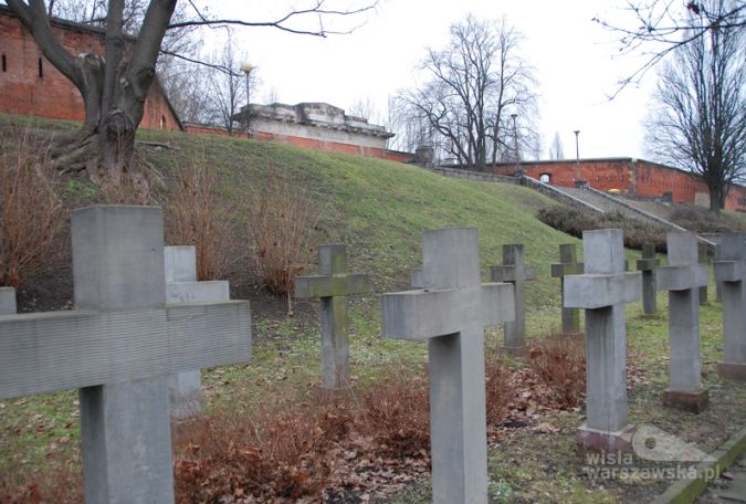 Widok z symbolicznego cmentarza zamordowanych więźniów politycznych na Bramę Straceń, fot. Ewa Kominek